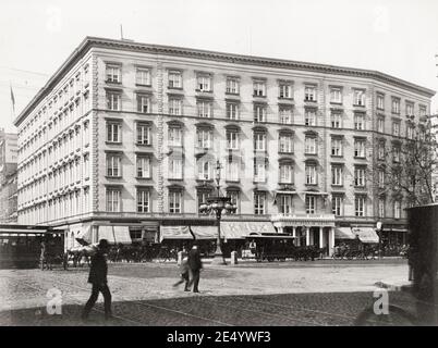 Fotografia d'epoca del XIX secolo: The Fifth Avenue Hotel, Manhattan, New York, circa 1890s. Il Fifth Avenue Hotel è un hotel di lusso situato al 200 della Fifth Avenue a Manhattan, New York City dal 1859 al 1908. Aveva un intero isolato di fronte tra la 23rd Street e la 24th Street, all'angolo sud-ovest di Madison Square. Foto Stock