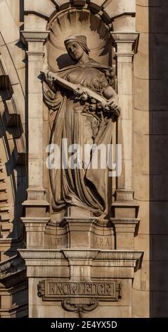 Statua in nicchia sulla Cromwell Road davanti all'esterno del Victoria and Albert Museum (V & A), di 'conoscenza', di Alfred Drury Foto Stock