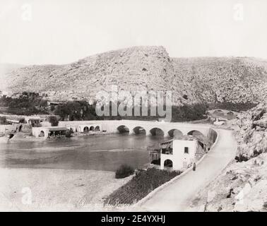 Fotografia d'epoca del XIX secolo: Ponte sul fiume Fleuve du Chien o fiume cane vicino a Beirut, Libano. - il Nahr al-Kalb che corre per 31 km da una sorgente in Jeita vicino alla Grotta di Jeita al Mar Mediterraneo. Foto Stock