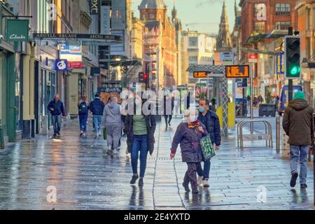 Glasgow, Scozia, Regno Unito. 25 gennaio, 2021Lun lunedì era molto affollato, le strade deserte di sabato nelle aree commerciali del centro città erano piene di gente che insegue il sole luminoso con poco da fare, ma c'era una coda per il cibo da asporto e il caffè, ma almeno il sole che ha portato un umore felice in città. Una zona ricca di negozi di argyle Street con pochi negozi aperti. Credit Gerard Ferry/Alamy Live News Foto Stock