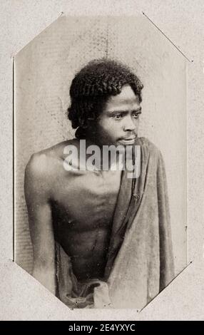 Fotografia d'epoca del XIX secolo: Uomo della tribù indigena Tanala, Madagascar. Foto Stock