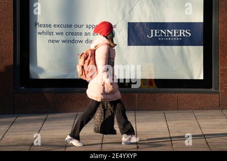 Edimburgo, Scozia, Regno Unito. 25 gennaio 2021. Il grande magazzino Jenners su Princes Street a Edimburgo annuncia che chiudersi definitivamente il 3 maggio con la perdita di 200 posti di lavoro. Frasers, il suo proprietario, dice che non è riuscito a concordare l'affitto con il proprietario dell'edificio Anders Polvsen. PIC; membro del pubblico cammina oltre chiuso negozio di Jenners oggi. Iain Masterton/Alamy Live News Foto Stock