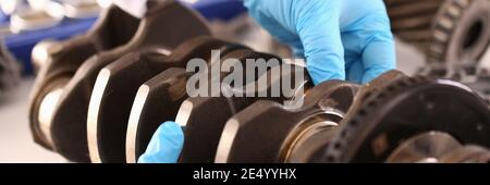 Mani maschili che tengono un pezzo di ricambio da un'auto Foto Stock