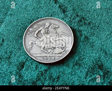 Lato opposto DI un vittoriano 1894 argento sterling ( 92.5% ) British One Crown Coin che mostra il George e il Drago Disegno di Benedetto Pistrucci Foto Stock