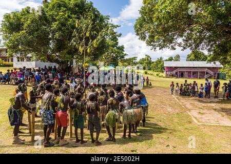 Cantare-cantare a Bougainville, Papua Nuova Guinea. Festival villaggio colorato su Bougainville con musica e danza Foto Stock