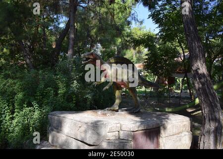 Statua di dinosauro nel parco forestale in natura per sfondo. Modello realistico di Spinosaurus - dinosauro carnivoro grande all'aperto nella natura. Dinopark Foto Stock