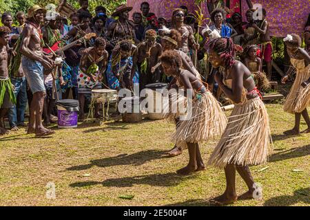 Cantare-cantare a Bougainville, Papua Nuova Guinea. Festival villaggio colorato su Bougainville con musica e danza Foto Stock