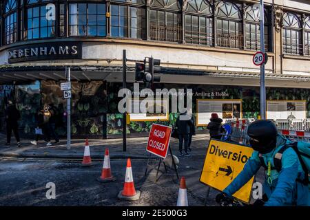 Londra, Regno Unito. 25 Gennaio 2021. In un segno dei tempi, Arding & Hobbs, un tempo un grande magazzino debenhams è impostato per essere risviluppato come ufficio di uso misto, lusturing e alcuni spazi al dettaglio come non ci sono stati acquirenti per i negozi Debenhams - molte unità al dettaglio e tempo libero hanno chiuso dal momento della pandemia iniziato. Tempi difficili per la strada principale durante il Lockdown nazionale 3. Questo sostituisce le restrizioni di livello 4 e le istruzioni del governo sono destinate a tutti a rimanere a casa. Credit: Guy Bell/Alamy Live News Foto Stock