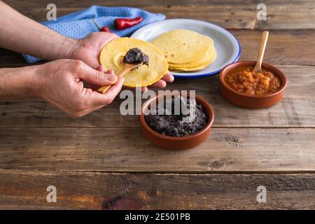 Processo di produzione di uova per la colazione messicane per gli allevatori su una base di legno. Cucina messicana. Spazio di copia. Foto Stock