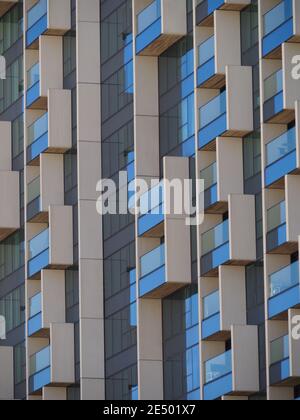 teleobiettivo primo piano dei dettagli degli appartamenti di lusso moderni schema di finestre Foto Stock