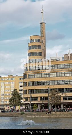 Architettura art nouveau dell'edificio Flagey lungo i laghi di Ixelles, Bruxelles Foto Stock