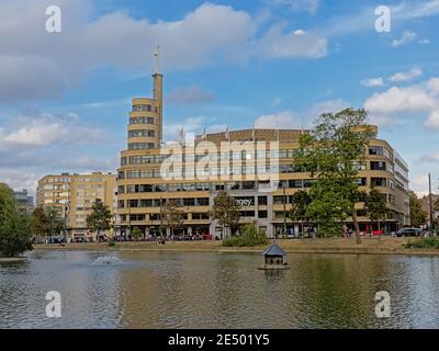 Architettura art nouveau dell'edificio Flagey lungo i laghi di Ixelles, Bruxelles Foto Stock