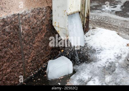 Tubo di scarico o di scarico congelato o tubo dell'acqua piovana con blocchi di ghiaccio Foto Stock