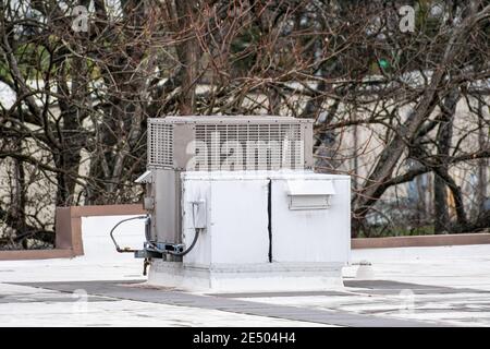 Immagine orizzontale di un'unica unità di climatizzazione sul tetto sulla parte superiore di un edificio di un ufficio medico. Foto Stock