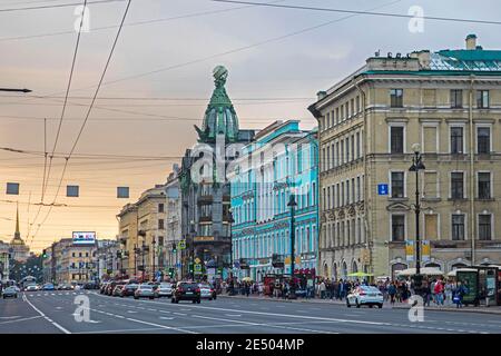 Nevsky Prospekt, il viale principale che attraversa il centro della città di San Pietroburgo al tramonto e mostra la Singer House, Russia Foto Stock