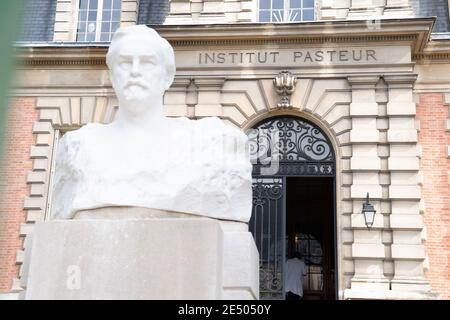 Parigi, Francia. 25 Gennaio 2021. File foto scattata il 21 aprile 2020 mostra una vista dell'Institut Pasteur di Parigi, Francia. L'Institut Pasteur, uno dei principali centri di ricerca scientifica francesi, ha annunciato il 25 gennaio 2021 di aver lanciato un progetto di sviluppo di un vaccino candidato COVID-19, che ha utilizzato il vettore del morbillo dopo una sperimentazione clinica, ha dimostrato che non era sufficiente per le risposte immunitarie. Credit: Jack Chan/Xinhua/Alamy Live News Foto Stock