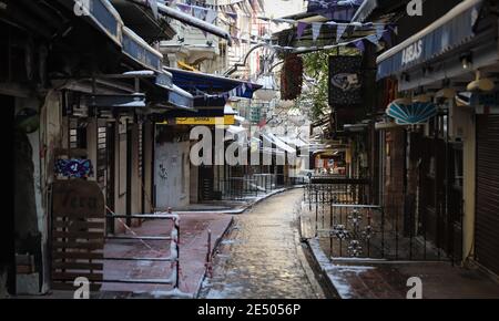 ISTANBUL, TURCHIA - 18 GENNAIO 2021: Bar e ristoranti sono chiusi in Nevizade Street, dove è una delle destinazioni di intrattenimento più popolari dur Foto Stock