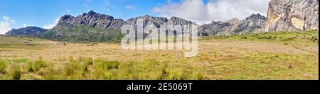 Andringitra Massiccio in Madagascar, ampio panorama visto dalla valle durante il trekking a picco Pic Boby Foto Stock