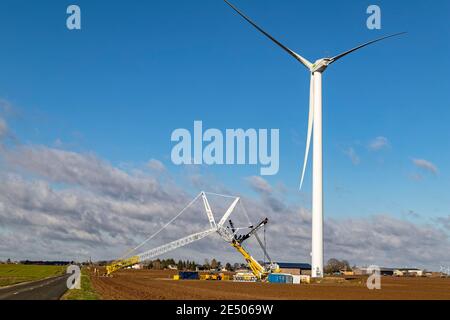 Beauce, Francia. 25 Gennaio 2021. Operazione di manutenzione su una turbina eolica il 25 gennaio 2021. Foto Stock