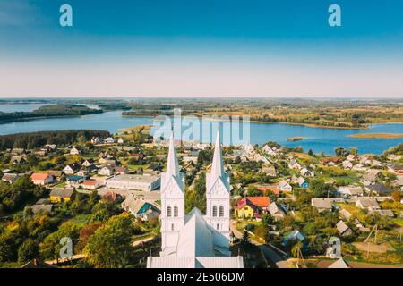 Slobodka, distretto di Braslaw, Vitebsk Voblast, Bielorussia. Vista aerea del villaggio di Slobodka. Chiesa della Divina Provvidenza Foto Stock