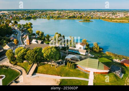 Braslav, distretto di Braslaw, Vitebsk Voblast, Bielorussia. Veduta aerea della Chiesa della Natività della Vergine Maria. Lago Novyaty Foto Stock