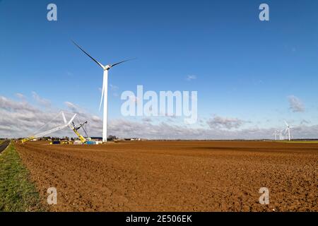 Beauce, Francia. 25 Gennaio 2021. Operazione di manutenzione su una turbina eolica il 25 gennaio 2021. Foto Stock