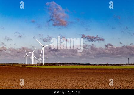 Beauce, Francia. 25 Gennaio 2021. Turbine eoliche nei campi il 25 gennaio 2021. Foto Stock