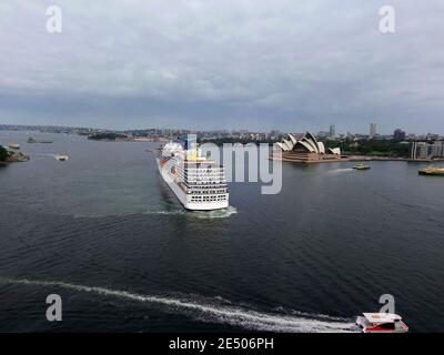 Sydney , Australia - 27 Marzo 2019:Amazing Sydney Opera House e skyline con una nave da crociera, da Harbour Bridge.Famous destinazione turistica in Sydne Foto Stock