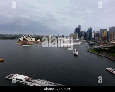 Sydney , Australia - 27 Marzo 2019:Amazing Sydney Opera House e skyline del centro con una nave da crociera, da Harbour Bridge. Famosa destinazione turistica Foto Stock