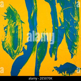 Fatto a mano, disegnato a mano. Astratto sfondo irregolare. Tessuto di cazzuola verniciato. Colori giallo acrilico, blu, verde su tela. Belle arti, opere d'arte. Moderno. Foto Stock