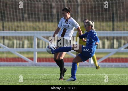 DURHAM, INGHILTERRA. 24 GENNAIO Georgia ROBERT of London Bees in azione con Durham Women's Bridget Galloway durante la partita fa Women's Championship tra Durham Women e London Bees al Maiden Castle di Durham City domenica 24 gennaio 2021. (Credit: Mark Fletcher | MI News) Credit: MI News & Sport /Alamy Live News Foto Stock