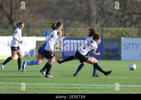 DURHAM, INGHILTERRA. 24 GENNAIO Georgia ROBERT of London Bees combatte con Durham Women's Bridget Galloway durante la partita fa Women's Championship tra Durham Women e London Bees al Maiden Castle di Durham City domenica 24 gennaio 2021. (Credit: Mark Fletcher | MI News) Credit: MI News & Sport /Alamy Live News Foto Stock