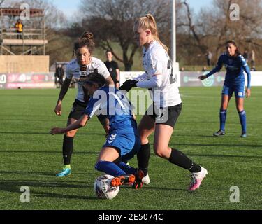 DURHAM, INGHILTERRA. 24 GENNAIO, Brooke NUNN e Evie GANE di Londra si battono per il possesso con Danielle Brown di Durham Women's durante la partita del campionato fa Women's Championship tra Durham Women e London Bees al castello di Maiden, Durham City, domenica 24 gennaio 2021. (Credit: Mark Fletcher | MI News) Credit: MI News & Sport /Alamy Live News Foto Stock