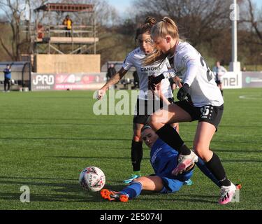 DURHAM, INGHILTERRA. 24 GENNAIO, Brooke NUNN e Evie GANE di Londra si battono per il possesso con Danielle Brown di Durham Women's durante la partita del campionato fa Women's Championship tra Durham Women e London Bees al castello di Maiden, Durham City, domenica 24 gennaio 2021. (Credit: Mark Fletcher | MI News) Credit: MI News & Sport /Alamy Live News Foto Stock