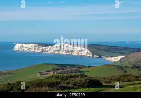 una vista della baia di acqua dolce sull'isola di wight da ruscello giù con il solent e dorset nel sfondo Foto Stock