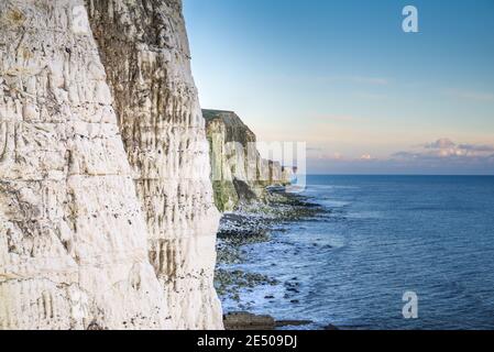 Spettacolare vista delle scogliere di Telscombe dal Seahaven Coastal Trail al tramonto (East Sussex, UK) Foto Stock