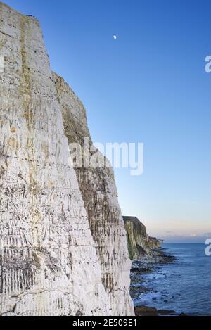 Spettacolare vista delle scogliere di Telscombe dal Seahaven Coastal Trail al tramonto (East Sussex, UK) Foto Stock