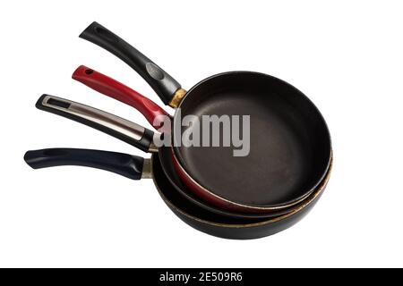 Pila di vecchie pentole usate graffiate isolate su sfondo bianco Foto Stock