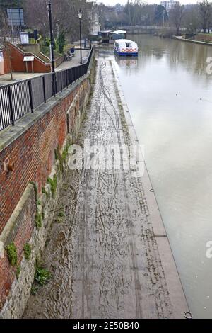 Maidstone, Kent, Regno Unito. Tracce di impronte e pneumatici in fango spesso lasciato su un sentiero basso lungo il fiume dopo l'alluvione del fiume Medway, gennaio 2021 Foto Stock