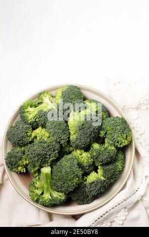 Una ciotola di broccoli freschi isolata su sfondo bianco. Vista dall'alto. Foto Stock