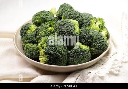 Una ciotola di broccoli freschi isolata su sfondo bianco. Vista dall'alto. Foto Stock