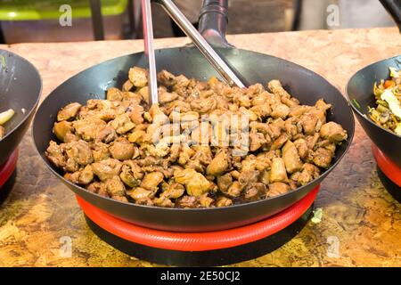 La cottura dei funghi. Pronti i funghi in una padella. Foto Stock