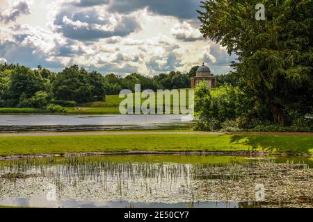 Una vista panoramica del Tempio di Minerva attraverso il lago in Hardwick Park,Sedgefield, Co.Durham,Inghilterra Foto Stock