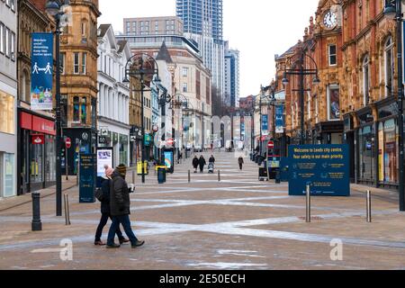 La strada principale del Regno Unito è molto tranquilla, con la mancanza di acquirenti e la maggior parte dei negozi chiusi, durante la chiusura a causa del Covid 19. 24 Gennaio 2021 a Briggate, Leeds, West Yorkshire Foto Stock