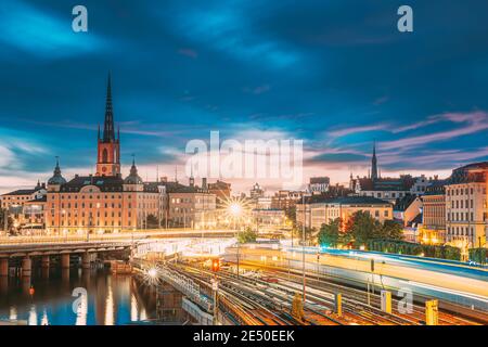 Stoccolma, Svezia. Vista panoramica dello skyline di Stoccolma al tramonto estivo. Chiesa di Riddarholm e metropolitana Ferrovia con treno in Blurred Motion Foto Stock