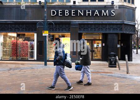 Chiuso Debenhams store a Briggate, nel centro di Leeds, Yorkshire, Inghilterra, con persone a piedi passato Foto Stock