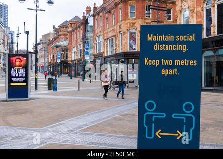 La strada principale del Regno Unito è molto tranquilla, con la mancanza di acquirenti e la maggior parte dei negozi chiusi, durante la chiusura a causa del Covid 19. 24 Gennaio 2021 a Briggate, Leeds, West Yorkshire Foto Stock