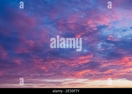 Cielo di tramonto spettacolare nei colori rosso e blu Foto Stock