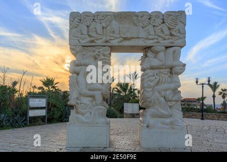 TEL AVIV, ISRAELE - 28 DICEMBRE 2015: Le porte della scultura della fede nel parco Abrasha nella vecchia Giaffa, Tel-Aviv, Israele Foto Stock