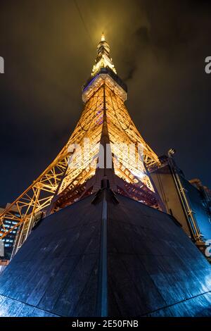 Vista grandangolare simmetrica della Tokyo Tower di notte come si vede dal basso Foto Stock
